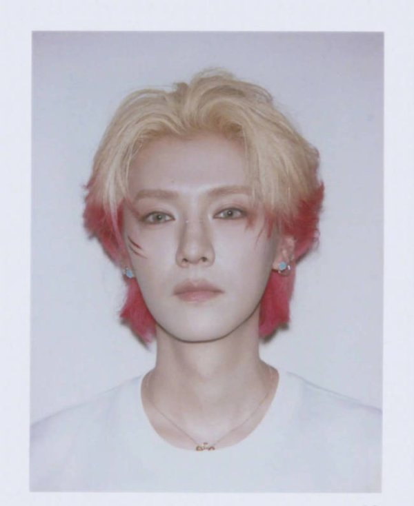 四川炒股配資 鹿晗“撕拉片”來了！一頭紅發(fā)帥得太權(quán)威